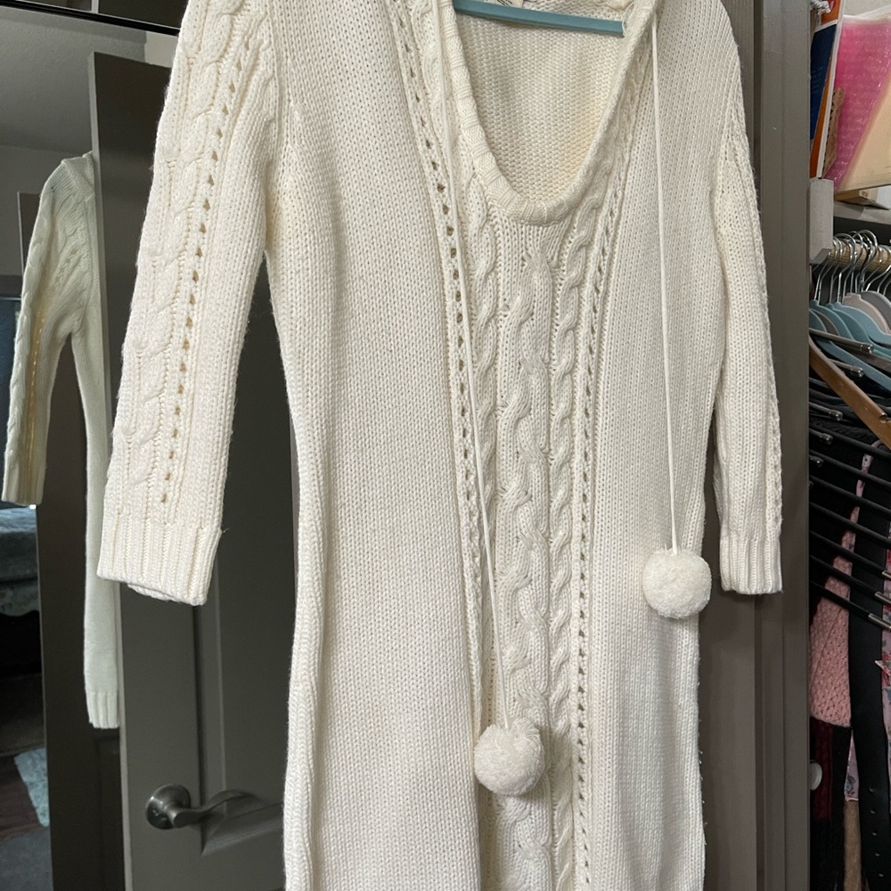 Arizona Jean Company White V-Neck Sweater